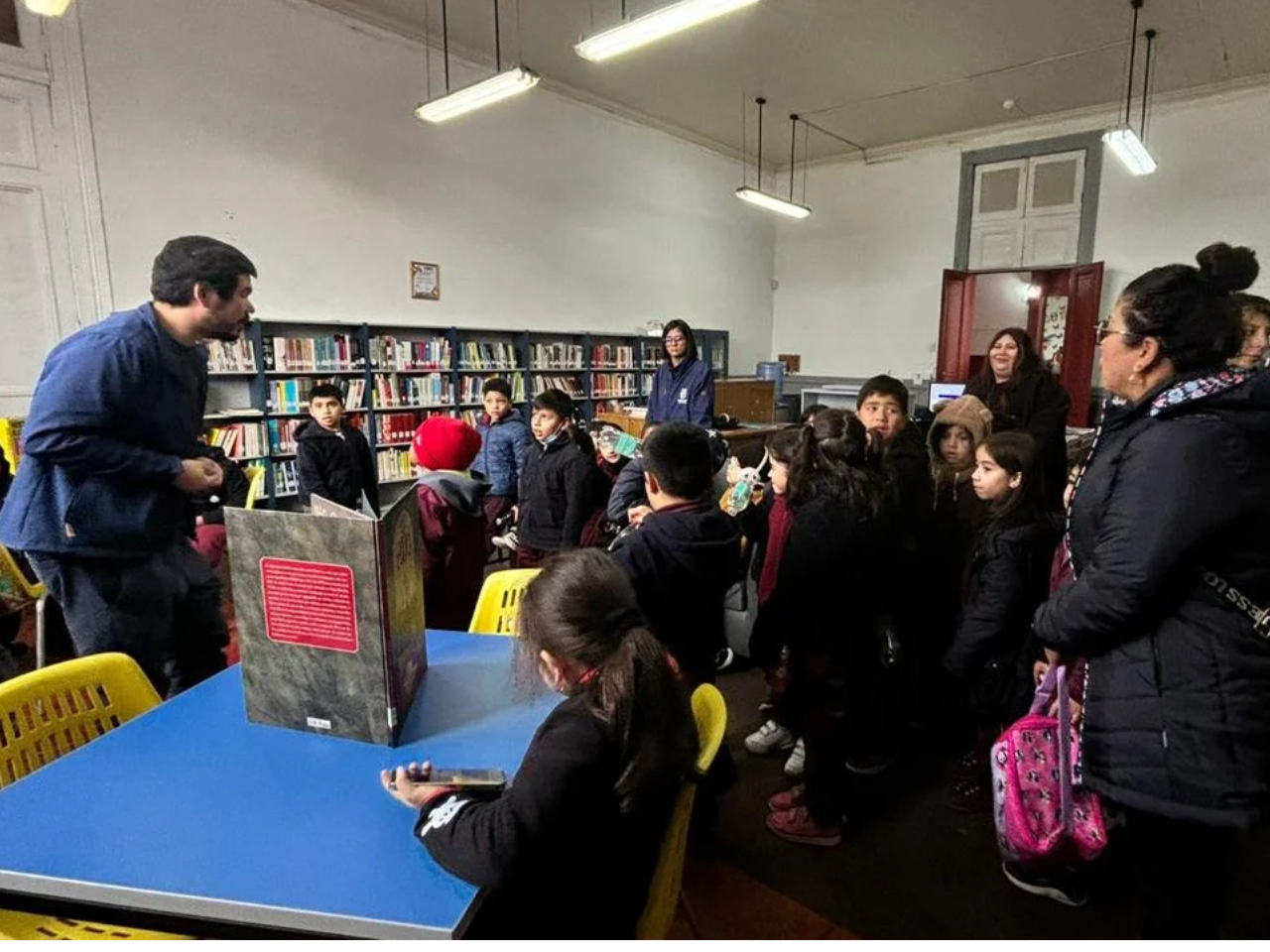 Explorando la Comunidad: Primeros Básicos de la Escuela Luis Cruz Martínez en Visita Educativa en las instalaciones de la Municipalidad de Vallenar.